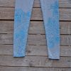 Printed leggings in light grey with wave design in turquoise